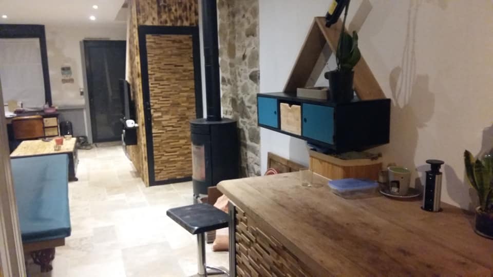 Agencement intérieur bois — mur en lames et cuisine