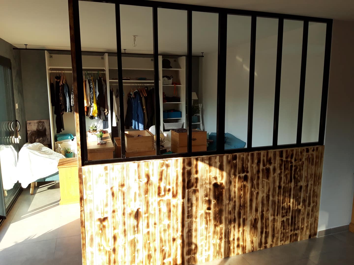 Verrière avec bardage bois brûlé — séparation chambre dressing