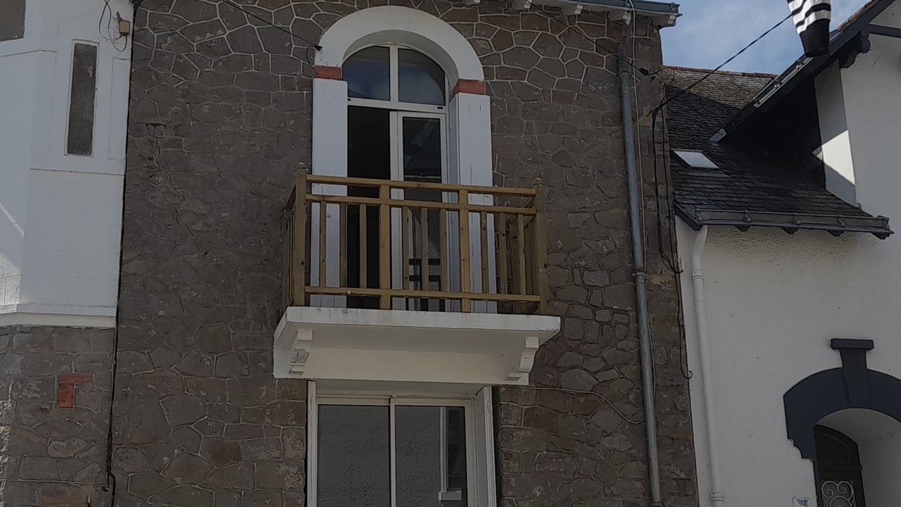 Balcon bois sur façade en pierre