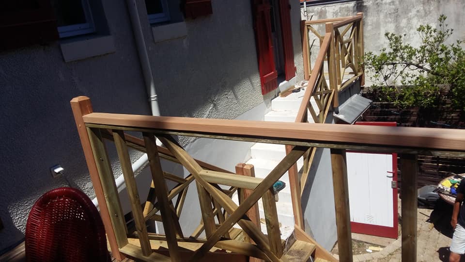 Garde-corps croisillons sur balcon et escalier extérieur