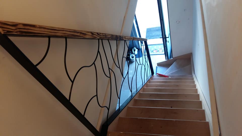 Escalier avec garde-corps en métal forgé
