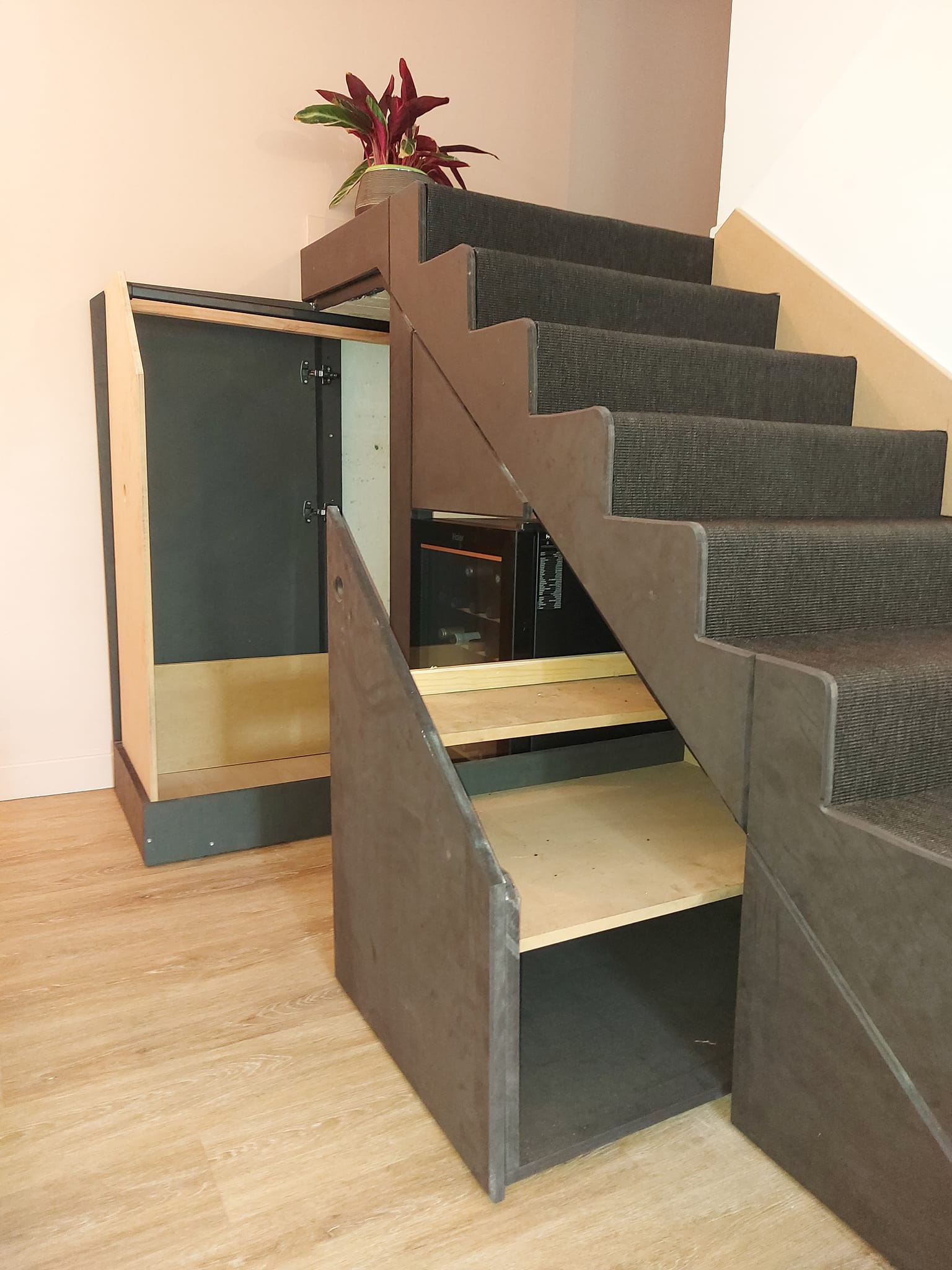 Escalier avec rangements sous-escalier
