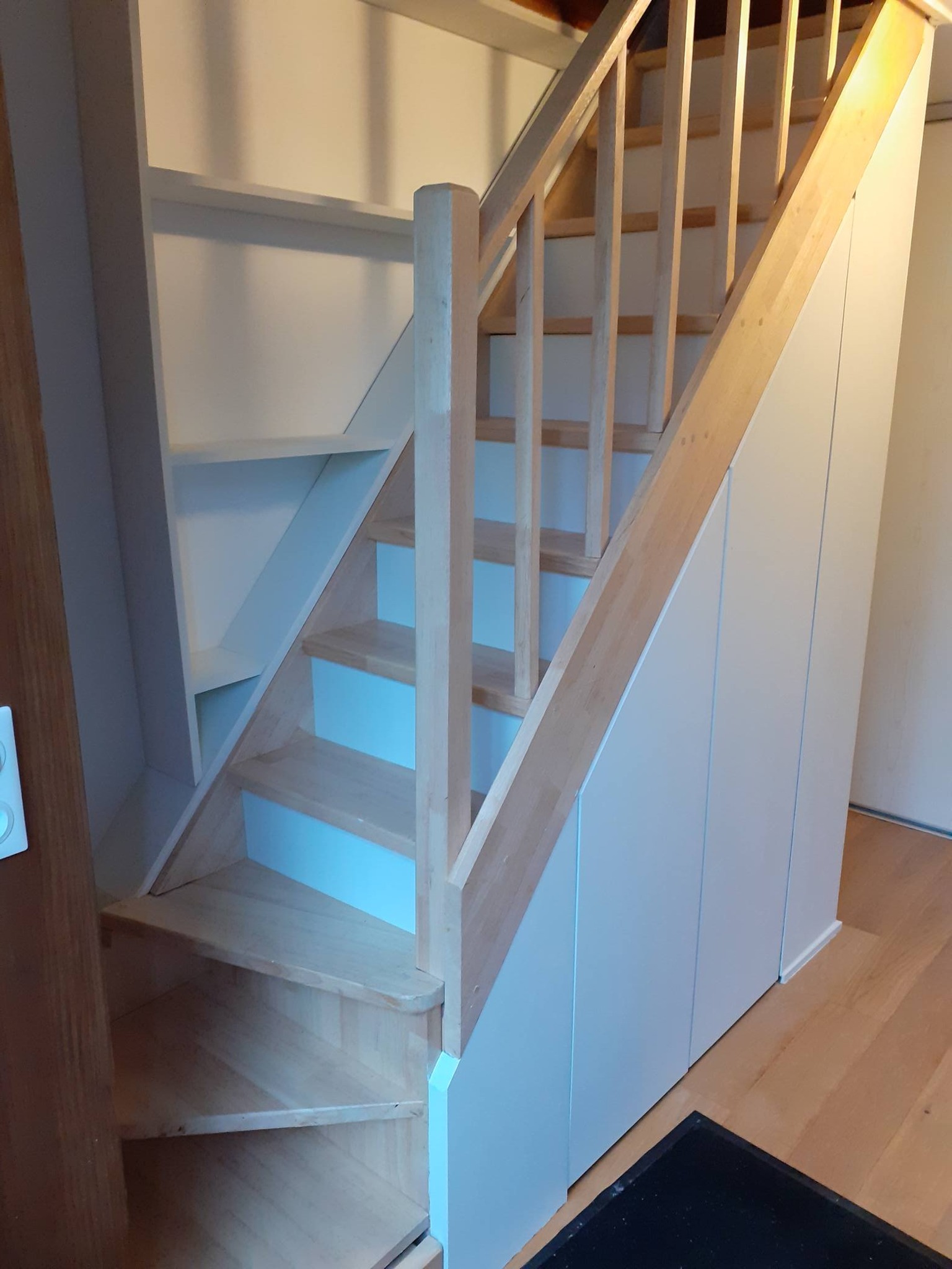 Escalier avec rangements sous-escalier bois