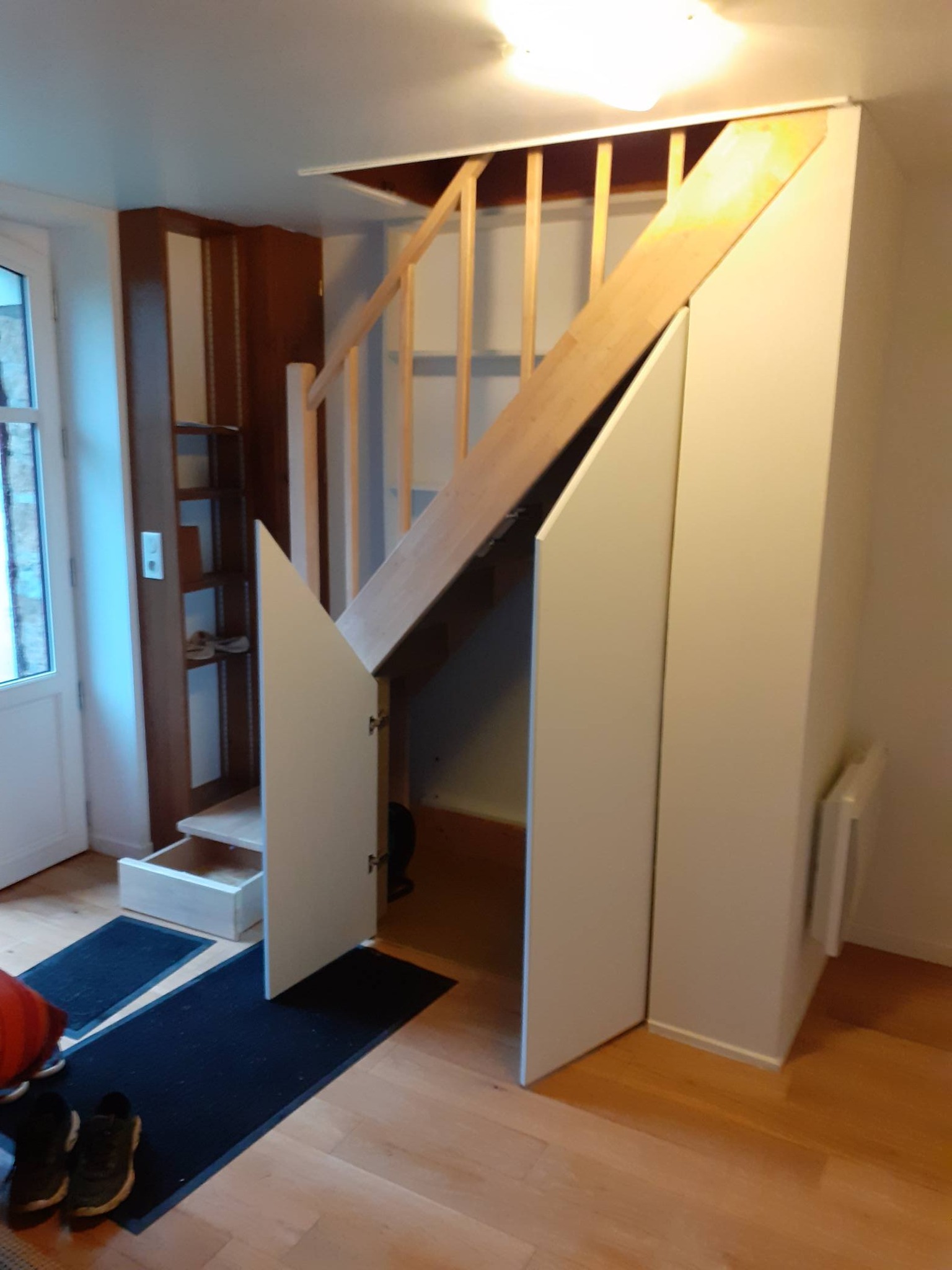 Placards sous-escalier ouverts