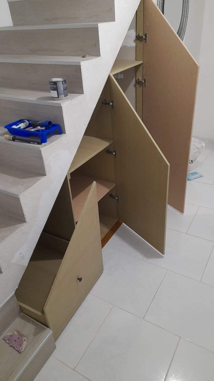 Rangements sur-mesure sous escalier