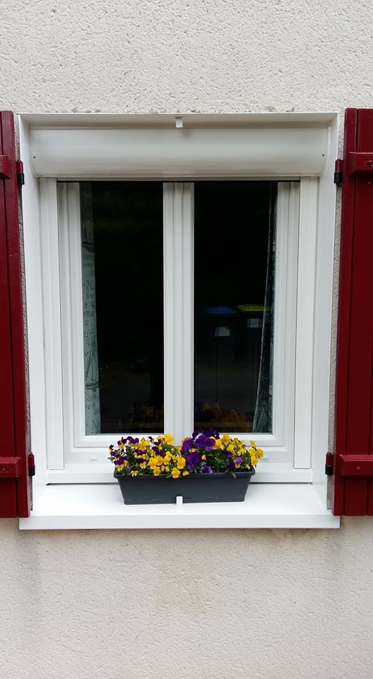 Fenêtre PVC avec volets bordeaux