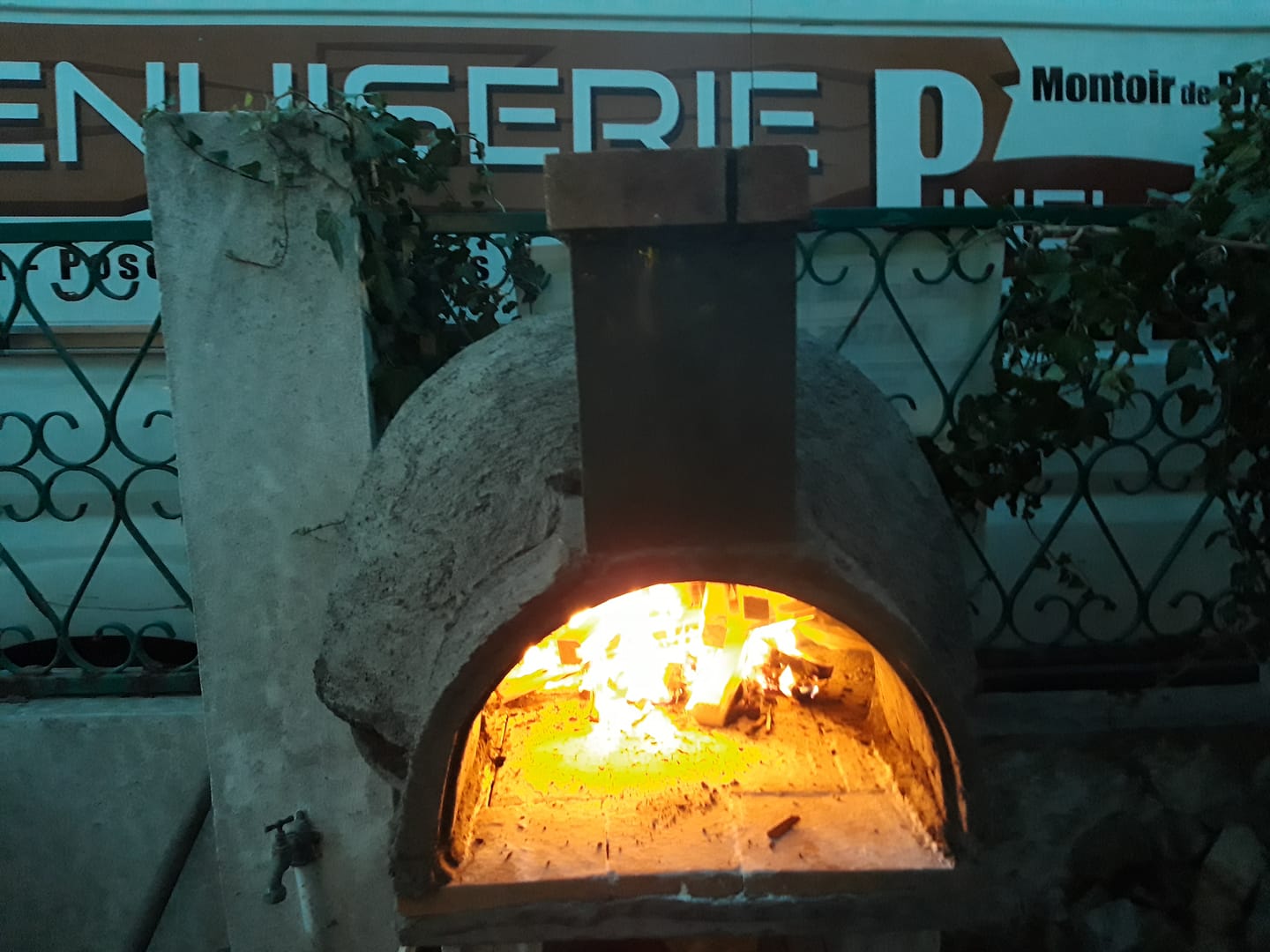 Four à bois allumé de nuit — flammes