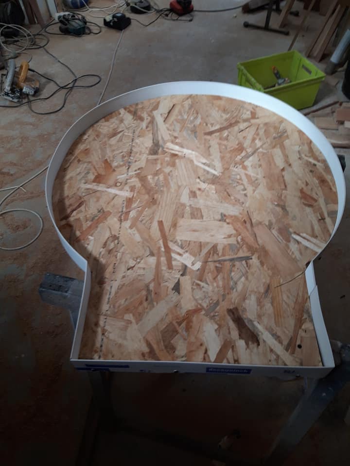 Atelier — gabarit bois découpé pour l'ouverture du four