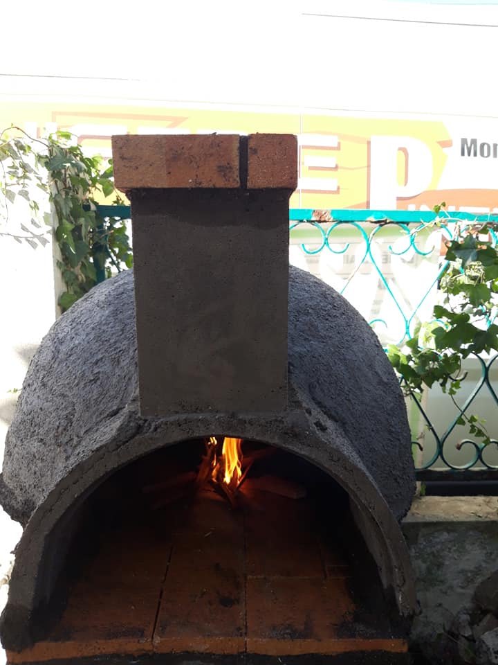 Four à bois allumé de jour — flammes