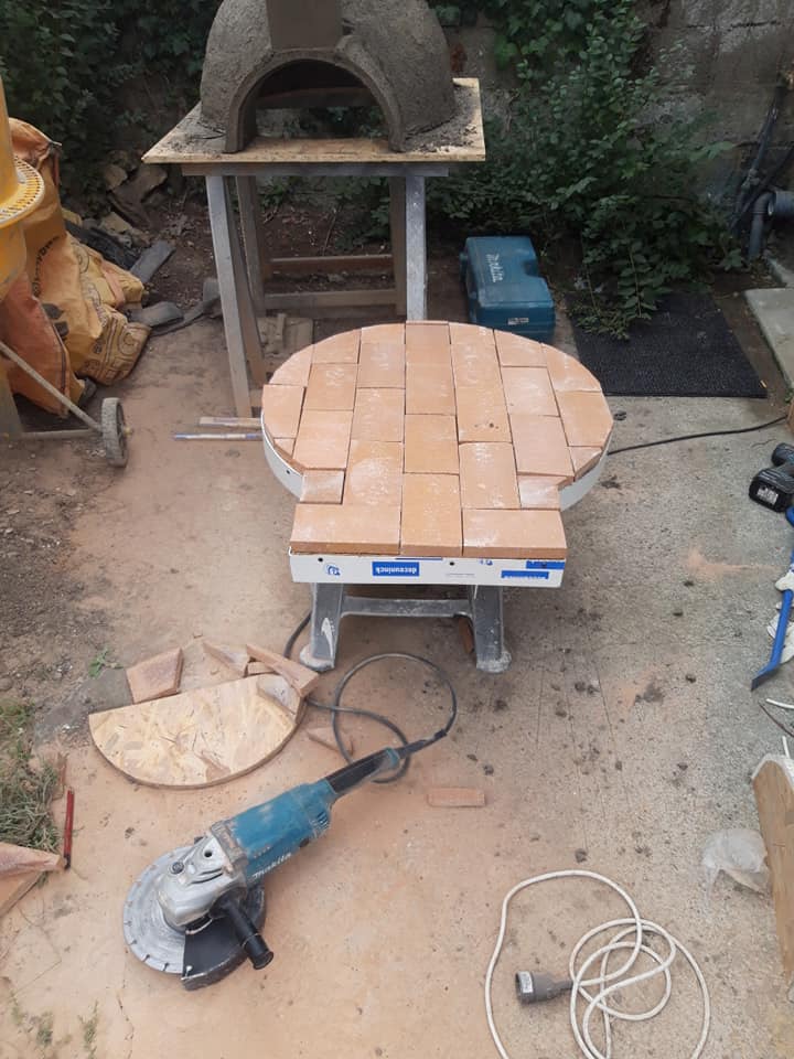 Construction four — pose de la sole en carreaux terre cuite