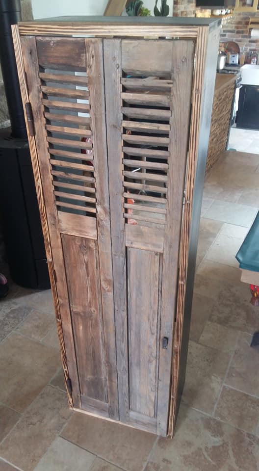Armoire bois avec volets à lames