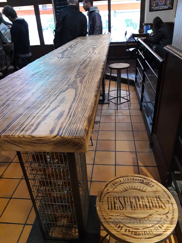 Comptoir bar en bois brûlé sur mesure