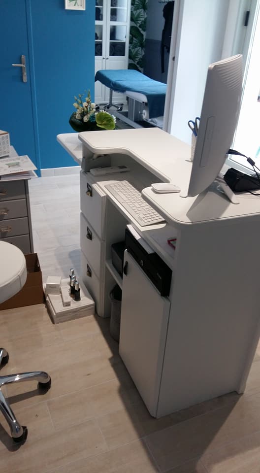 Comptoir d'accueil blanc sur mesure