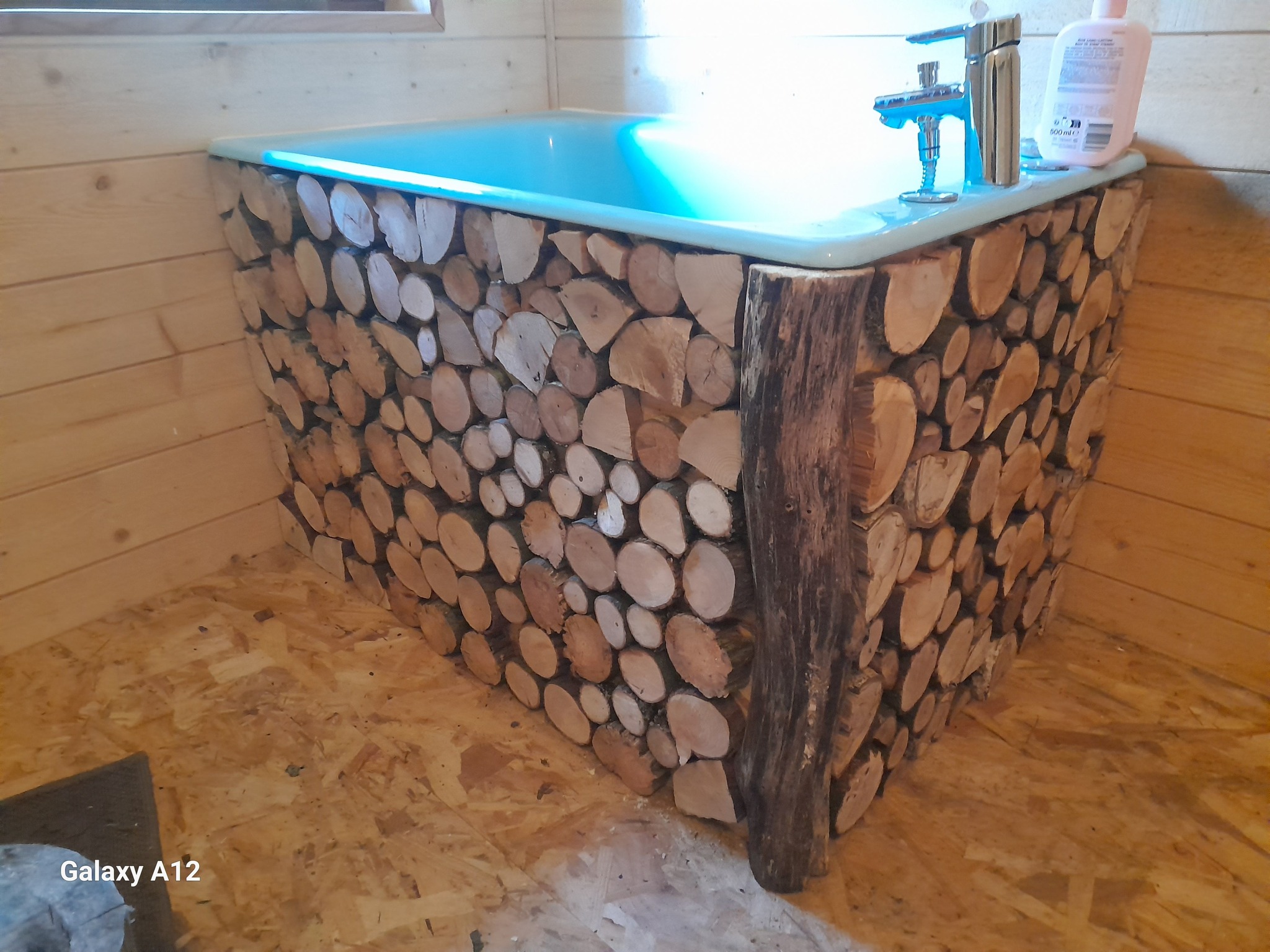 Meuble vasque habillage bûches de bois