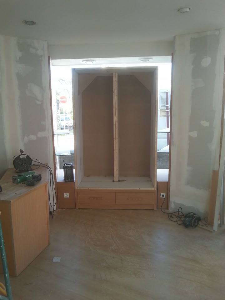 Armoire sur mesure en cours d'installation