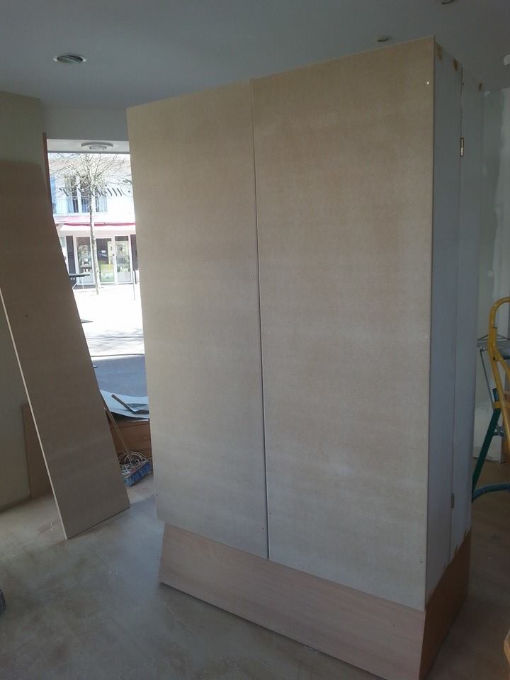 Fabrication armoire bois en atelier