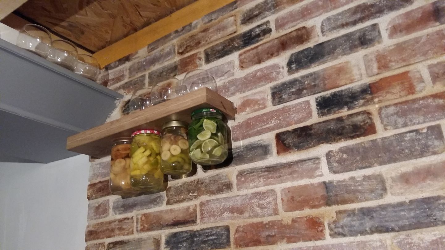 Étagère bois sur mur en briques de bar