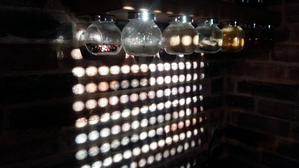 Étagère bois avec bocaux suspendus — décor bar