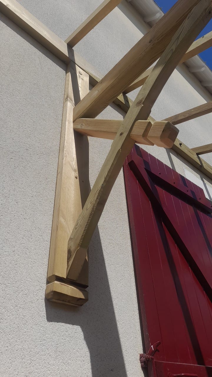 Pergola bois — détail contrefiche