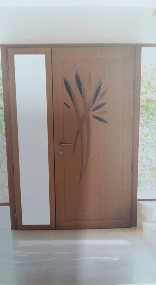 Porte d'entrée bois avec motif arbre gravé