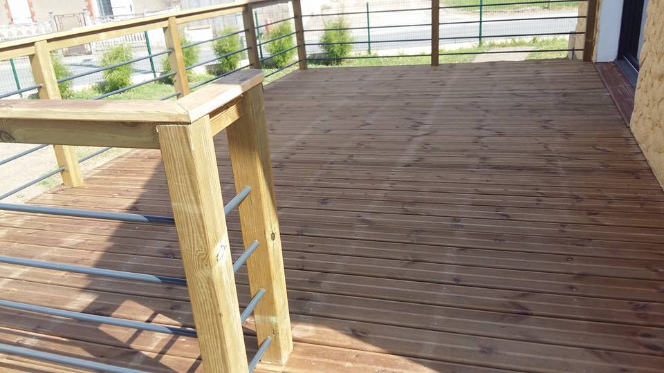 Terrasse en bois avec garde-corps acier
