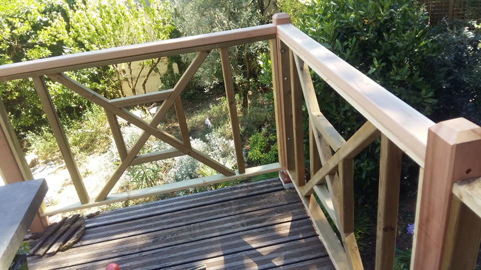 Garde-corps bois croisillons sur terrasse