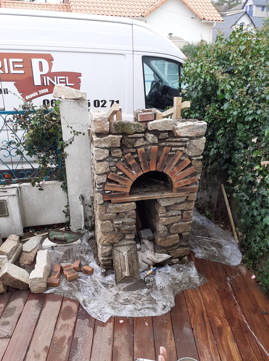 Terrasse bois avec four à pizza en pierre